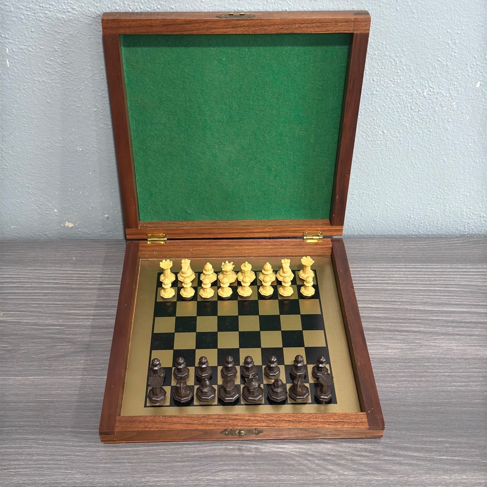 Vintage Drueke Chess Set 32 Plastic Pieces Wood Case Gold Black Board Complete